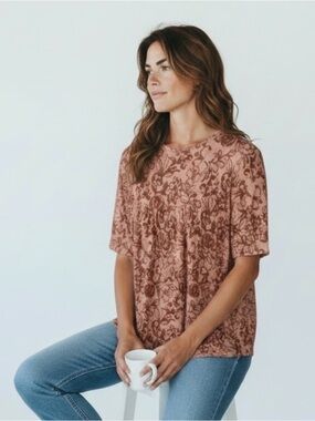 Nwt: size 5x Floral Top in a deep Dusty Rose very soft and stretchy